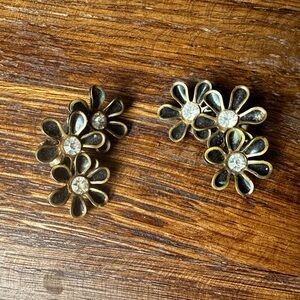 1950s Black daisy clip on earrings